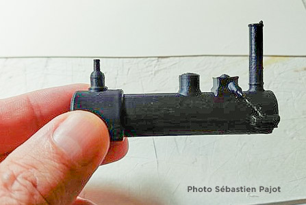 Le modeleur, très sympa lui a offert un petit proto en basse définition qui a permis de valider les dimensions qui sont respectées par rapport à l’étude de la planche des pièces à photograver. À suivre.