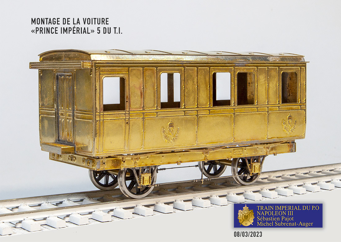 Montage définitif pour la voiture du Prince Impérial n°5. <br />
Les détails extérieurs ne seront montés qu'après mise en peinture pour conserver leur aspect bronze doré.