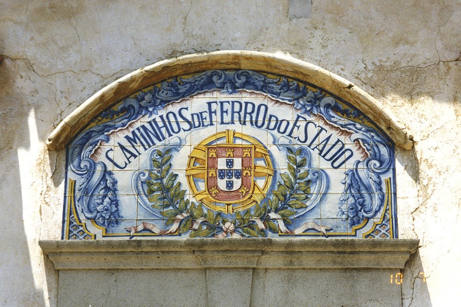 Fronton en azulejos de la porte d'entrée de la gare