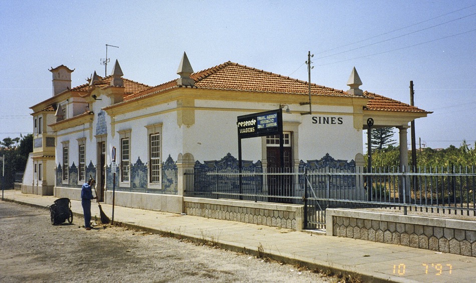 Coté cour de la gare de SINES