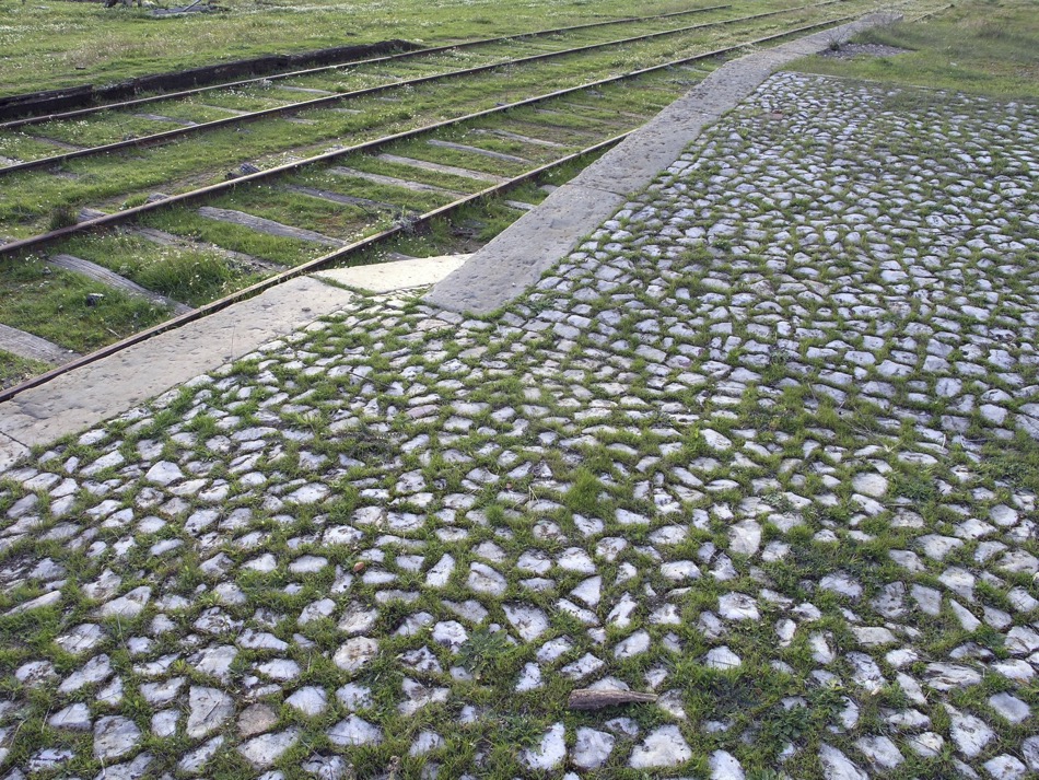 Le sol est entièrement recouvert de petits pavés en calcaire blanc  (MSA 2007) 