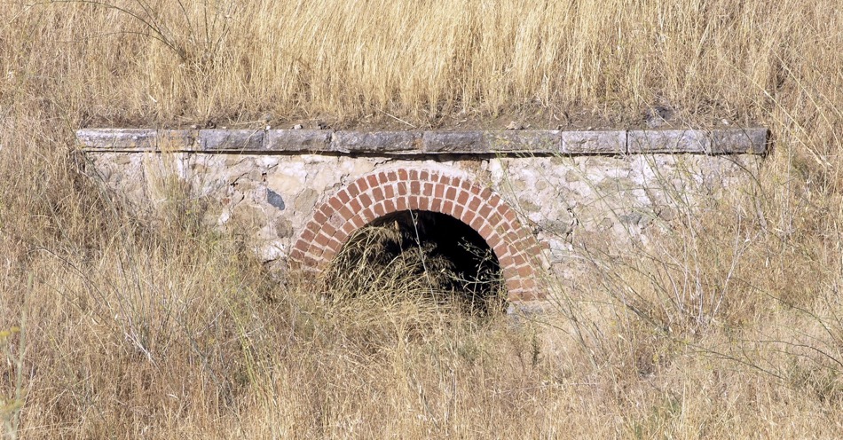 Petit aqueduc sous la voie de la gare (msa 2008)