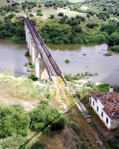 La route à l'arrivée sur le pont, coté Beja. (msa)