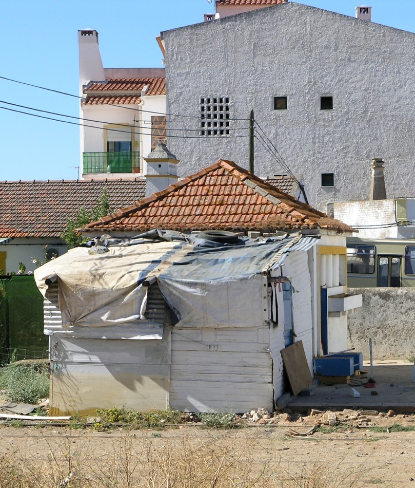 Les toilettes squatées !… La zone est très mal fréquentée … voir dangeureuse !  (msa 2008)