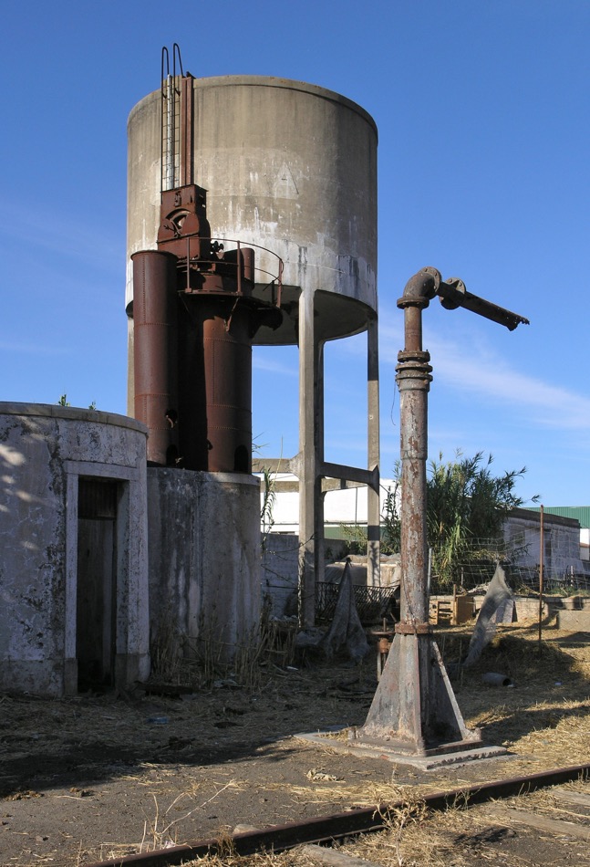 Les châteaux d'eau ancien et moderne et une grue à eau  (msa 2008)