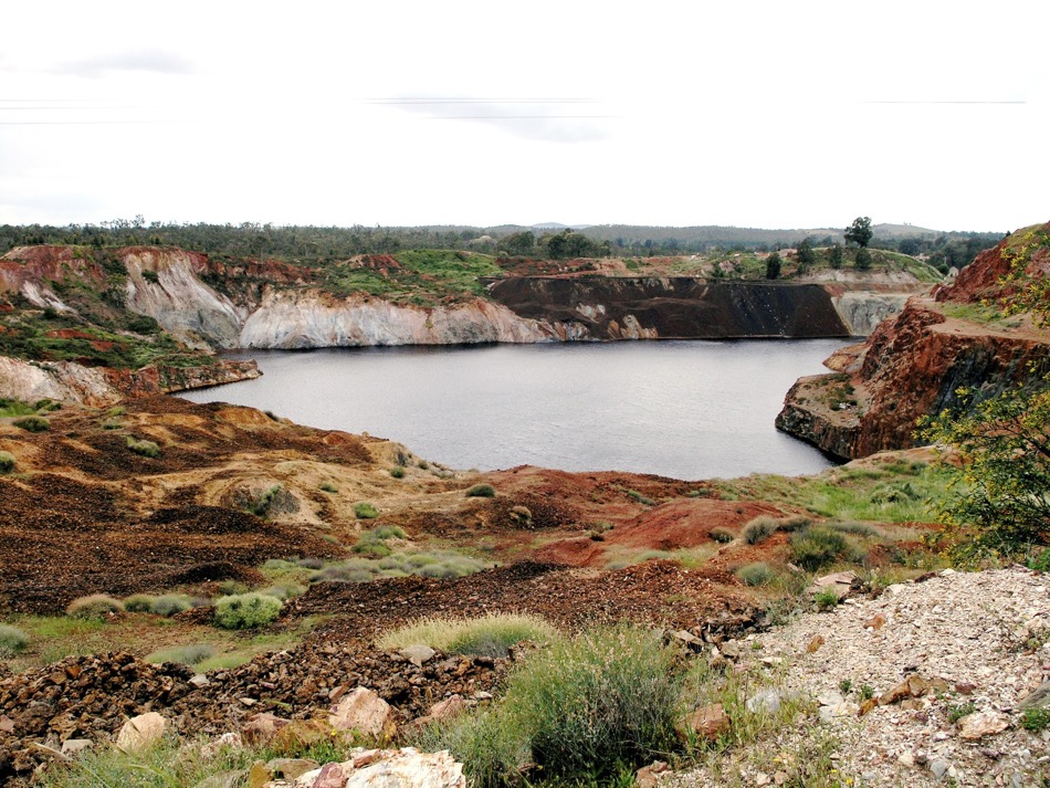 Ce superbe petit lac n'est rien d'autre que de l'acide sulfurique …  (msa 2007)