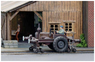 Tracteur de manœuvre Bulldog. Kitbashing d'un tracteur VIKING équipé de lorries GULLI BLEU pour la circulation sur voie ferrée.